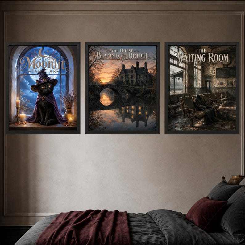 Peut inclure: Trois cadres muraux. L'image de gauche montre un chat noir avec un chapeau et une cape de sorcier violette et le texte Moonlit Familiar. L'image centrale repr&eacute;sente une maison en pierre pr&egrave;s d'un pont au coucher du soleil intitul&eacute;e The House Beyond the Bridge. L'image de droite montre une pi&egrave;ce sombre avec des rang&eacute;es de chaises intitul&eacute;e The Waiting Room.