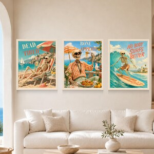 Peut inclure: Un ensemble de trois impressions murales encadr&eacute;es repr&eacute;sentant des squelettes sur la plage. Le premier montre un squelette se relaxant avec le texte DEAD TIRED. Le deuxi&egrave;me montre un squelette mangeant des p&acirc;tes avec BONE APPETIT. Le troisi&egrave;me montre un squelette surfant avec NO BODY SURFS BETTER.