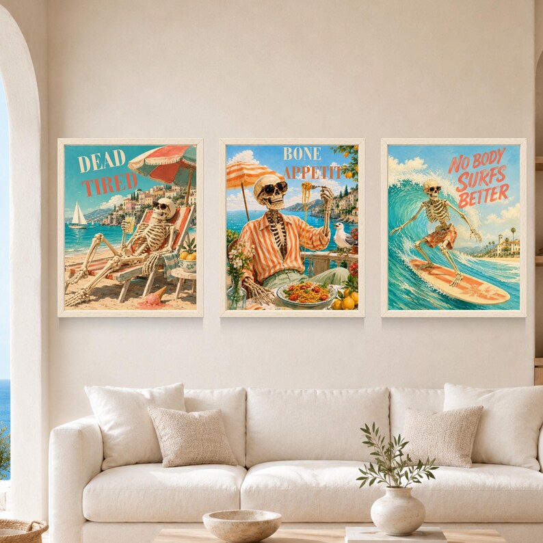 Peut inclure: Un ensemble de trois impressions murales encadr&eacute;es repr&eacute;sentant des squelettes sur la plage. Le premier montre un squelette se relaxant avec le texte DEAD TIRED. Le deuxi&egrave;me montre un squelette mangeant des p&acirc;tes avec BONE APPETIT. Le troisi&egrave;me montre un squelette surfant avec NO BODY SURFS BETTER.