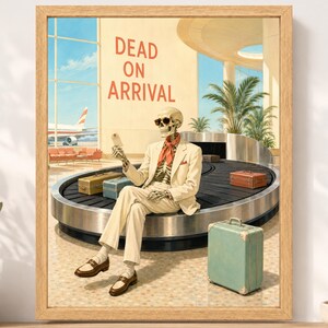 Puede incluir: Una impresi&oacute;n art&iacute;stica enmarcada que muestra un esqueleto con traje beige, gafas de sol y bufanda naranja, sentado en una cinta transportadora de equipaje de aeropuerto. El texto DEAD ON ARRIVAL aparece en naranja sobre el esqueleto.