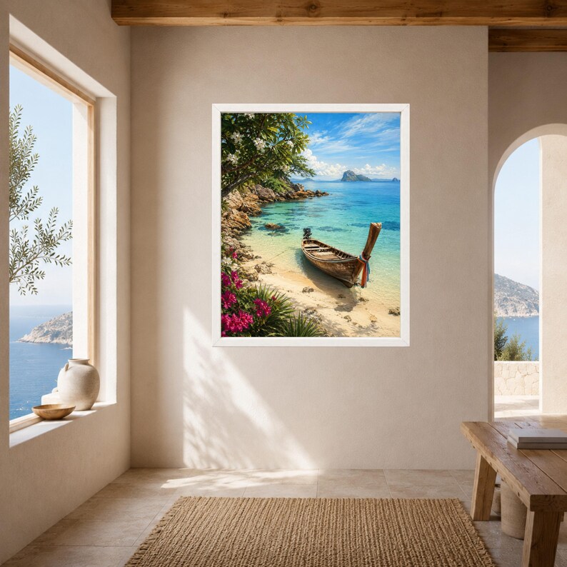 Puede incluir: Una impresi&oacute;n de arte mural enmarcada que muestra una escena de playa tropical con un bote de madera tradicional sobre la arena. La imagen presenta agua turquesa, una costa rocosa, flores de buganvilla rosa vibrante y un cielo azul.