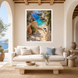 Peut inclure: Une impression d'art encadr&eacute;e repr&eacute;sentant un escalier en pierre menant &agrave; une crique m&eacute;diterran&eacute;enne turquoise. La sc&egrave;ne pr&eacute;sente un vase en terre cuite, des lauriers roses et un petit parasol ray&eacute; sur le sable sous les falaises rocheuses.