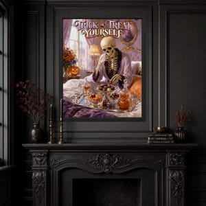 K&ouml;nnte beinhalten: Ein gerahmter Wandkunstdruck mit einem Skelett in einem violetten Morgenmantel, das auf einem Bett mit einem silbernen Tablett voller Leckereien sitzt. Der Text "TRICK OR TREAT YOURSELF" steht oben. Die Szene zeigt K&uuml;rbisse, Blumen und eine Lampe.