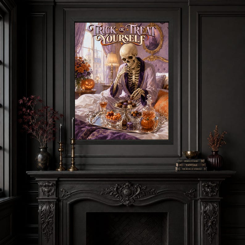 K&ouml;nnte beinhalten: Ein gerahmter Wandkunstdruck mit einem Skelett in einem violetten Morgenmantel, das auf einem Bett mit einem silbernen Tablett voller Leckereien sitzt. Der Text "TRICK OR TREAT YOURSELF" steht oben. Die Szene zeigt K&uuml;rbisse, Blumen und eine Lampe.