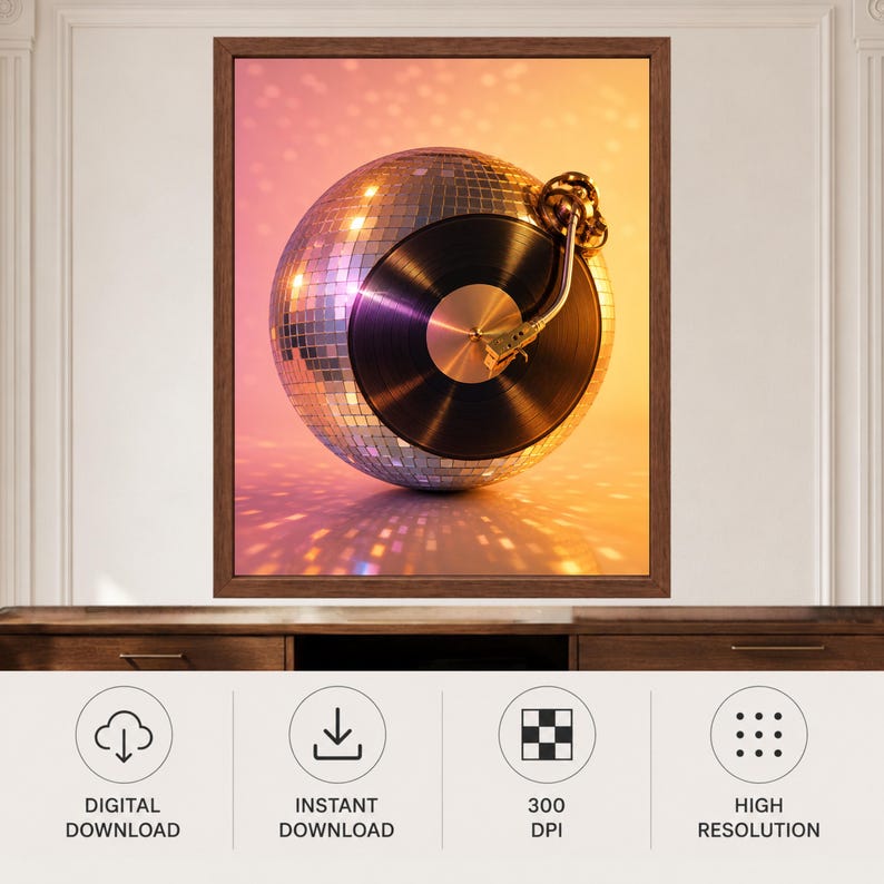 Puede incluir: Una impresi&oacute;n de arte mural enmarcada que presenta una bola de discoteca esf&eacute;rica integrada con un disco de vinilo negro y un brazo de tocadiscos dorado. La composici&oacute;n se sit&uacute;a sobre un fondo c&aacute;lido y brillante con suaves reflejos.