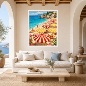 Op de afbeelding: Een ingelijste muurkunstprint met een zonnig mediterraan strandtafereel met levendige rood-wit gestreepte parasols, gele parasols, turquoise water, rotsachtige kliffen en mensen die ontspannen op het zand onder een helderblauwe lucht.