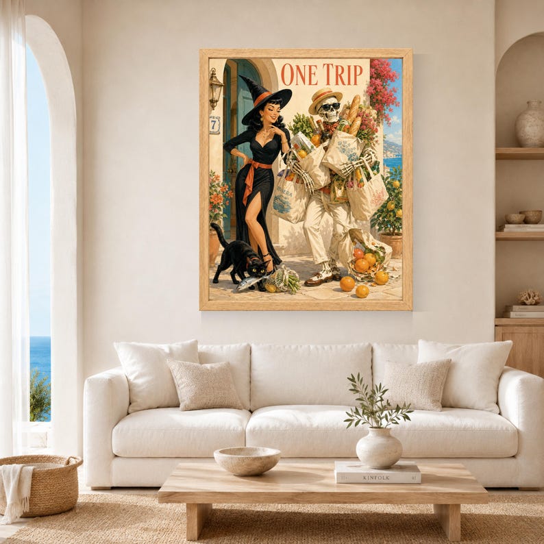 Pu&ograve; includere: Una stampa artistica incorniciata intitolata ONE TRIP che raffigura una donna in abito nero e cappello da strega accanto a uno scheletro con cappello di paglia e occhiali da sole. Entrambi portano borse della spesa piene di prodotti e pane.