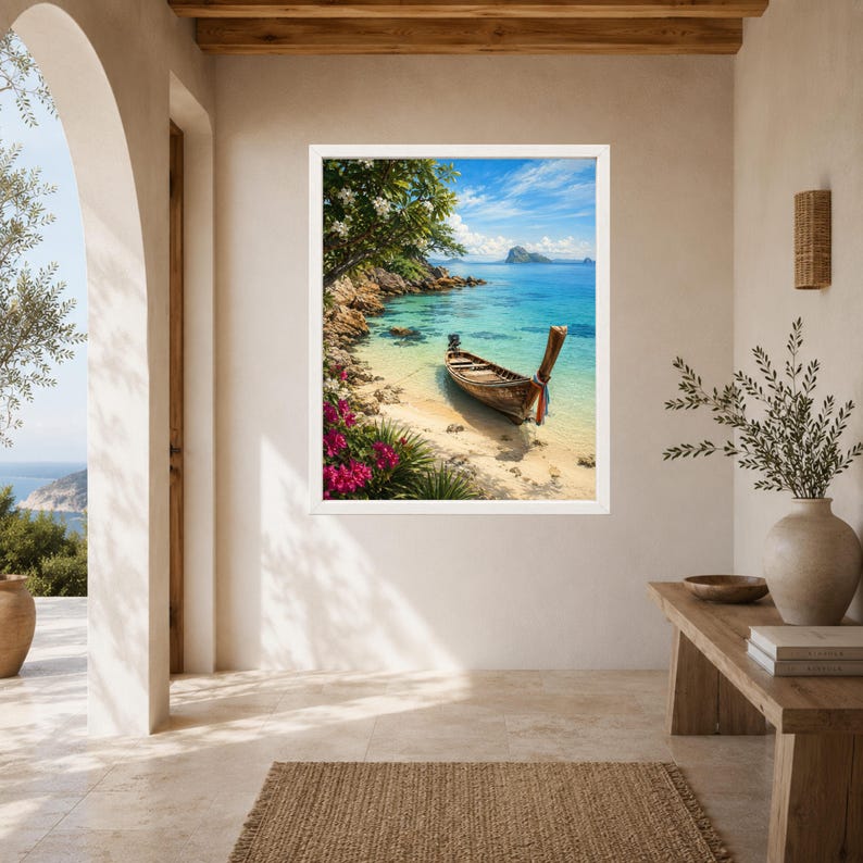 Puede incluir: Una impresi&oacute;n de arte mural enmarcada que representa un barco tradicional de madera de cola larga en una playa tropical de arena. La escena muestra agua turquesa, acantilados rocosos, flores de buganvilla rosa vibrante y un cielo azul claro.