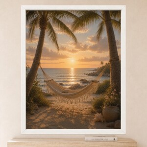 Puede incluir: Una impresi&oacute;n art&iacute;stica enmarcada que muestra una hamaca de macram&eacute; beige suspendida entre dos palmeras en una playa de arena al atardecer. El horizonte del oc&eacute;ano brilla con luz dorada reflejada en el agua, con una concha y una vasija.