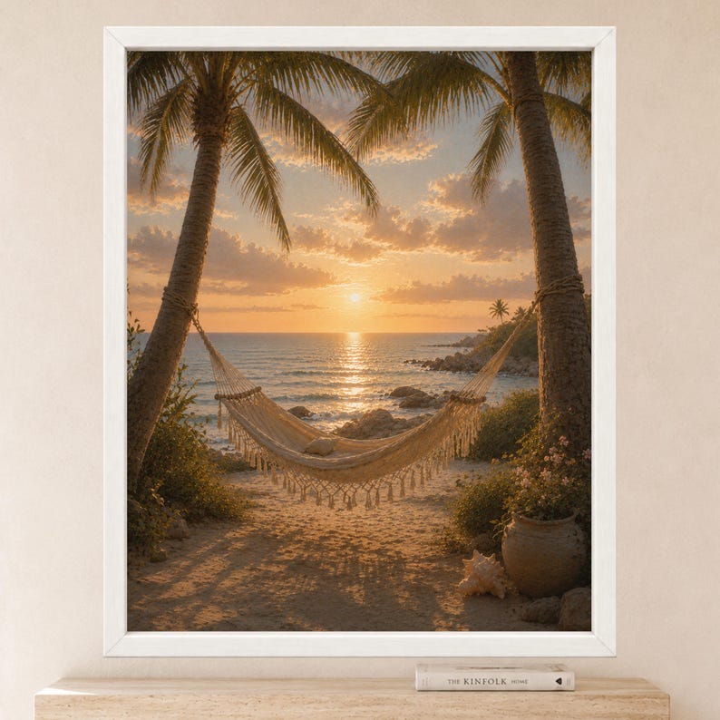 Puede incluir: Una impresi&oacute;n art&iacute;stica enmarcada que muestra una hamaca de macram&eacute; beige suspendida entre dos palmeras en una playa de arena al atardecer. El horizonte del oc&eacute;ano brilla con luz dorada reflejada en el agua, con una concha y una vasija.