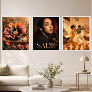 K&ouml;nnte beinhalten: Drei gerahmte Wandbilder. Das linke Bild zeigt einen Plattenspieler, umgeben von orangefarbenen und rosafarbenen Blumen. Das mittlere Bild zeigt ein Portr&auml;t von Sade mit dem Text SADE LOVE DELUXE. Das rechte Bild zeigt zwei tanzende Personen.