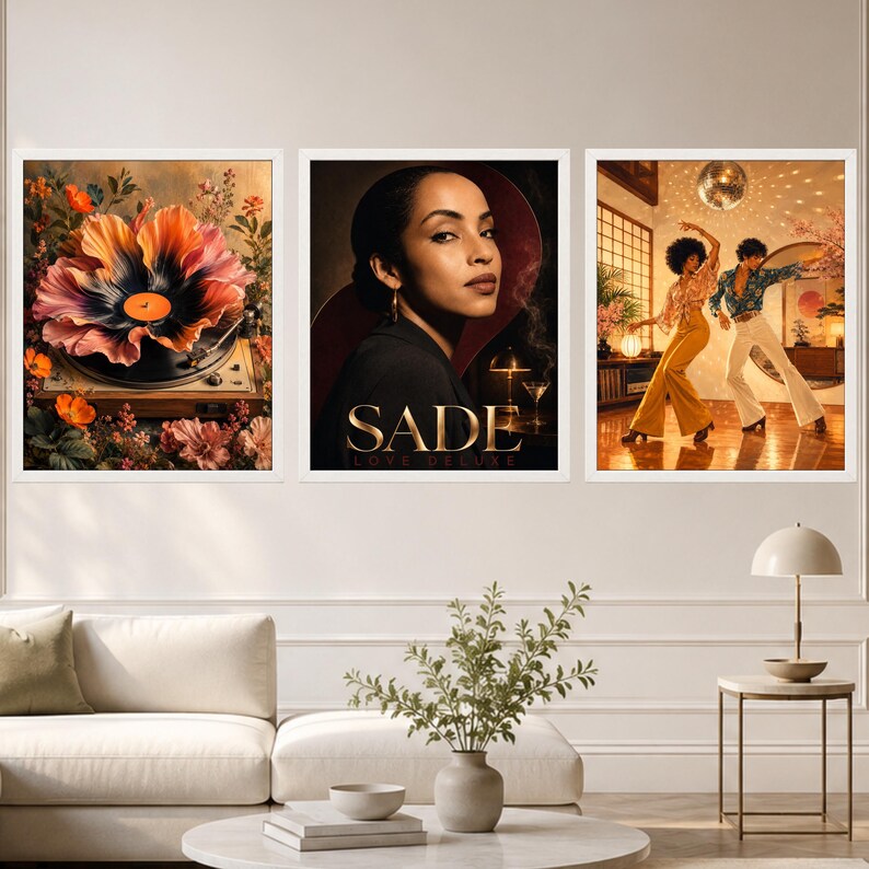K&ouml;nnte beinhalten: Drei gerahmte Wandbilder. Das linke Bild zeigt einen Plattenspieler, umgeben von orangefarbenen und rosafarbenen Blumen. Das mittlere Bild zeigt ein Portr&auml;t von Sade mit dem Text SADE LOVE DELUXE. Das rechte Bild zeigt zwei tanzende Personen.