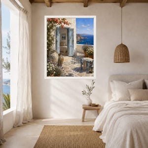 K&ouml;nnte beinhalten: Ein gerahmter Wandkunstdruck, der eine mediterrane K&uuml;stenszene mit einer offenen T&uuml;r, einer Steinterrasse, Terrakottat&ouml;pfen und bl&uuml;henden Blumen zeigt. Der Blick durch die T&uuml;r offenbart ein blaues Meer und einen hellen Himmel.