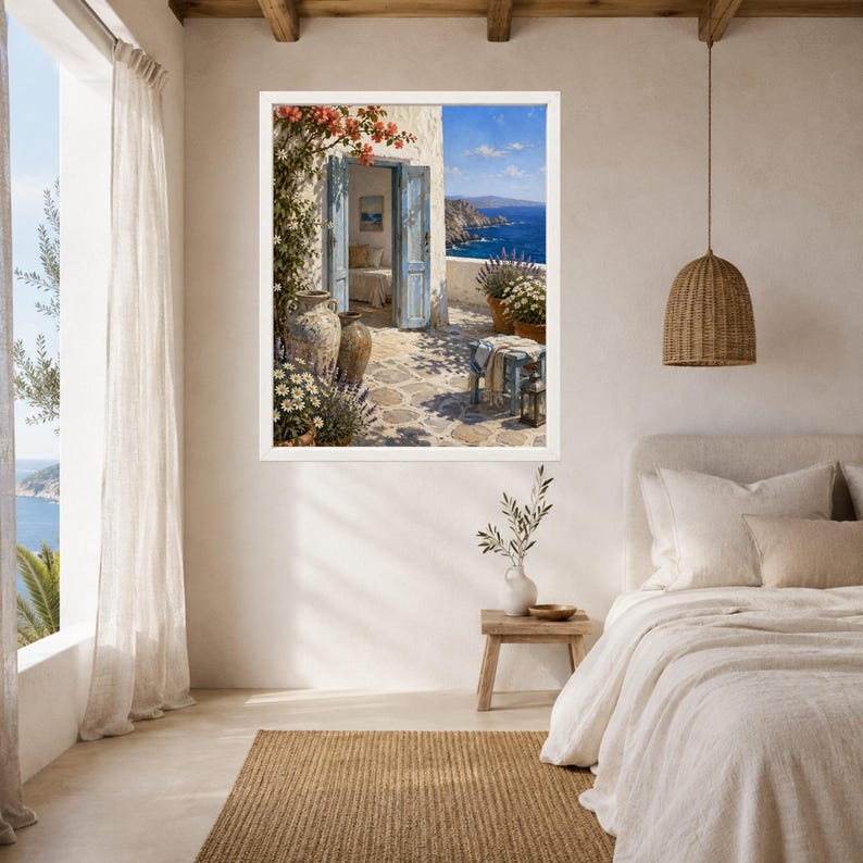 K&ouml;nnte beinhalten: Ein gerahmter Wandkunstdruck, der eine mediterrane K&uuml;stenszene mit einer offenen T&uuml;r, einer Steinterrasse, Terrakottat&ouml;pfen und bl&uuml;henden Blumen zeigt. Der Blick durch die T&uuml;r offenbart ein blaues Meer und einen hellen Himmel.