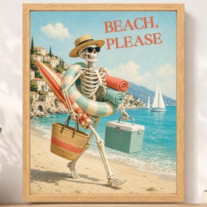 Pu&ograve; includere: Una stampa artistica incorniciata raffigurante uno scheletro con cappello di paglia e occhiali da sole, che trasporta un ombrellone a righe, una borsa di paglia, un frigo portatile e asciugamani arrotolati su una spiaggia con il testo BEACH, PLEASE.
