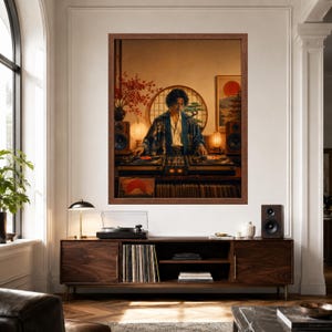 Puede incluir: Una impresi&oacute;n de arte mural enmarcada que representa a una persona con un kimono azul estampado, de pie detr&aacute;s de un equipo de DJ con dos tocadiscos y un mezclador. La escena presenta iluminaci&oacute;n c&aacute;lida, una ventana circular y altavoces.