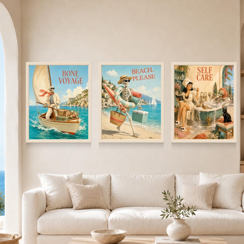 Pu&ograve; includere: Tre stampe d'arte da parete incorniciate con illustrazioni in stile vintage. La prima mostra uno scheletro che naviga su una barca con il testo BONE VOYAGE. La seconda raffigura uno scheletro su una spiaggia con il testo BEACH, PLEASE. La terza mostra una persona e uno scheletro in una vasca da bagno con il testo SELF CARE.