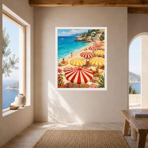 Op de afbeelding: Een ingelijste muurkunstprint met een zonnig kuststrandtafereel met levendige rood-wit gestreepte parasols, geel-wit gestreepte parasols, ligstoelen, mensen die ontspannen op het zand en turquoise zeewater onder een blauwe lucht.