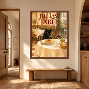 Pu&ograve; includere: Una stampa d'arte incorniciata intitolata THE LAST TABLE che raffigura un gatto nero seduto a un tavolo rotondo coperto da una tovaglia bianca, che mangia spaghetti da un piatto bianco, con un calice di vino e una bottiglia d'olio d'oliva.