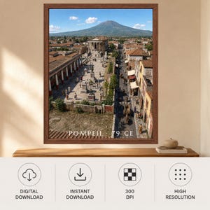 K&ouml;nnte beinhalten: Ein gerahmter Wandkunstdruck mit einer Luftaufnahme der antiken Stadt Pompeji und dem Vesuv im Hintergrund. Die Szene zeigt Steingeb&auml;ude, ein Forum und Menschen in historischer Kleidung. Der Text POMPEII 79 CE ist am unteren Rand aufgedruckt.