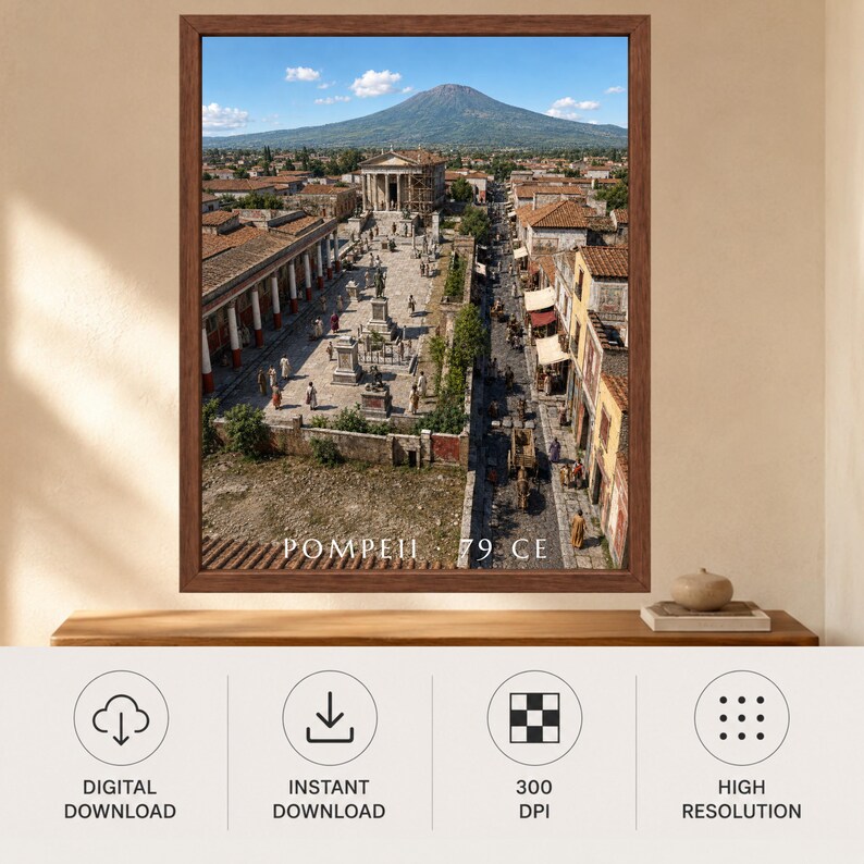 K&ouml;nnte beinhalten: Ein gerahmter Wandkunstdruck mit einer Luftaufnahme der antiken Stadt Pompeji und dem Vesuv im Hintergrund. Die Szene zeigt Steingeb&auml;ude, ein Forum und Menschen in historischer Kleidung. Der Text POMPEII 79 CE ist am unteren Rand aufgedruckt.