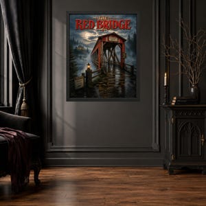 K&ouml;nnte beinhalten: Ein gerahmter Kunstdruck mit dem Titel The Red Bridge, der eine rote &uuml;berdachte Br&uuml;cke &uuml;ber Wasser in einer nebligen, dunklen Waldlandschaft bei Nacht zeigt. Die Szene enth&auml;lt eine leuchtende Laterne, ein Warnschild und ein entferntes Haus.