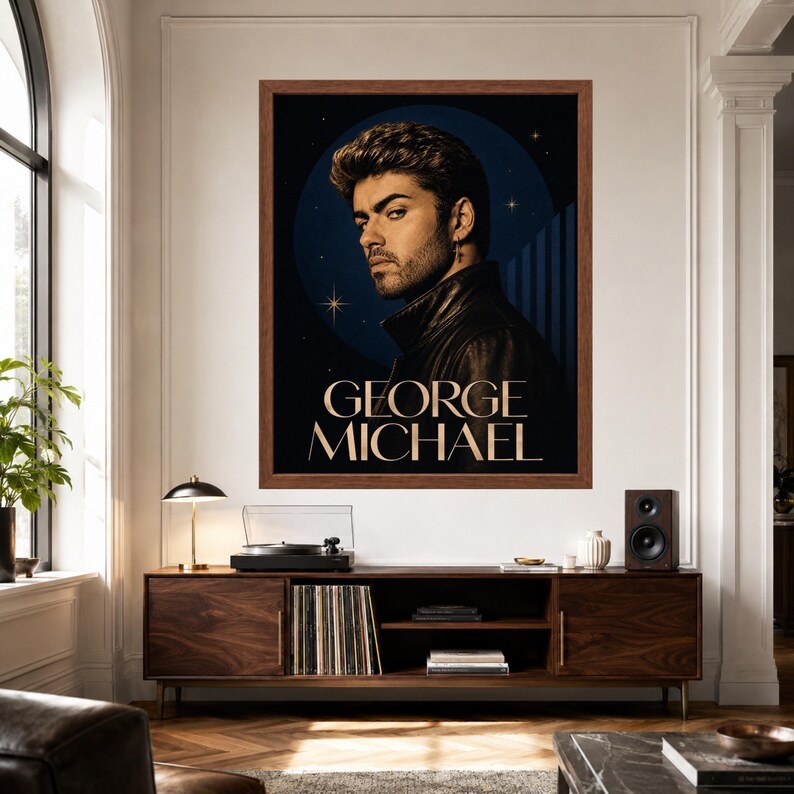 Puede incluir: Un p&oacute;ster de pared enmarcado que presenta un retrato de George Michael con una chaqueta de cuero negra sobre un fondo circular azul oscuro con estrellas. El nombre GEORGE MICHAEL est&aacute; impreso en letras may&uacute;sculas claras en la parte inferior.