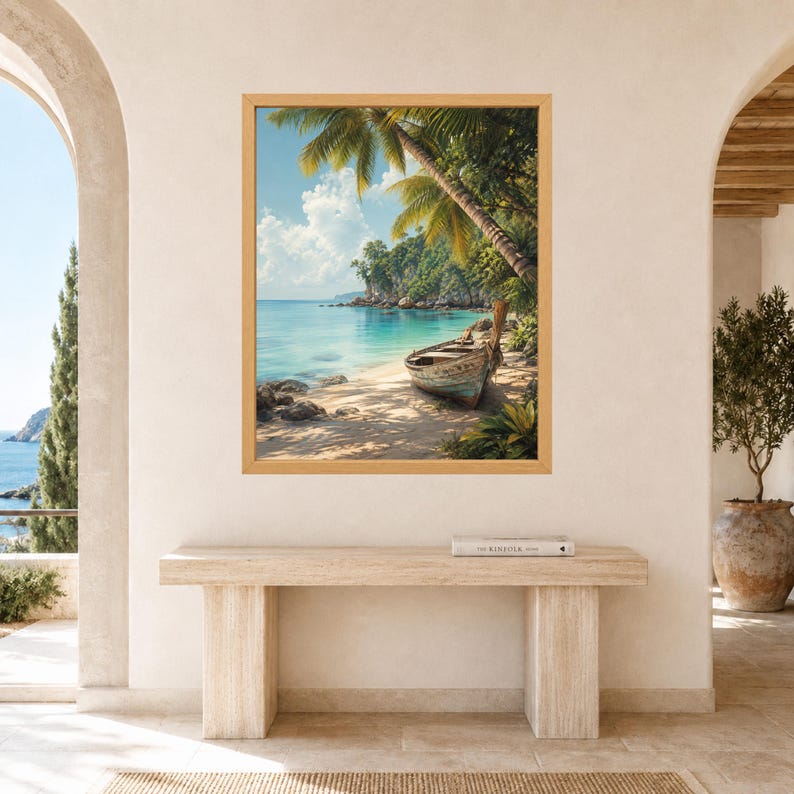 Puede incluir: Una impresi&oacute;n art&iacute;stica enmarcada que representa una escena de playa tropical con un bote de madera desgastado sobre la arena. Una palmera alta se inclina sobre la orilla, con agua turquesa, acantilados rocosos y un cielo azul brillante.