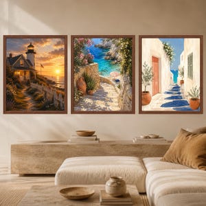 Peut inclure: Un ensemble de trois tableaux encadr&eacute;s repr&eacute;sentant des sc&egrave;nes c&ocirc;ti&egrave;res. L'image de gauche montre un phare au coucher du soleil, celle du centre un escalier en pierre menant &agrave; une plage turquoise, et celle de droite une ruelle m&eacute;diterran&eacute;enne.