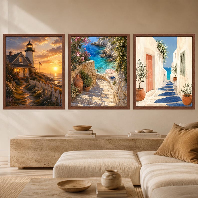Peut inclure: Un ensemble de trois tableaux encadr&eacute;s repr&eacute;sentant des sc&egrave;nes c&ocirc;ti&egrave;res. L'image de gauche montre un phare au coucher du soleil, celle du centre un escalier en pierre menant &agrave; une plage turquoise, et celle de droite une ruelle m&eacute;diterran&eacute;enne.