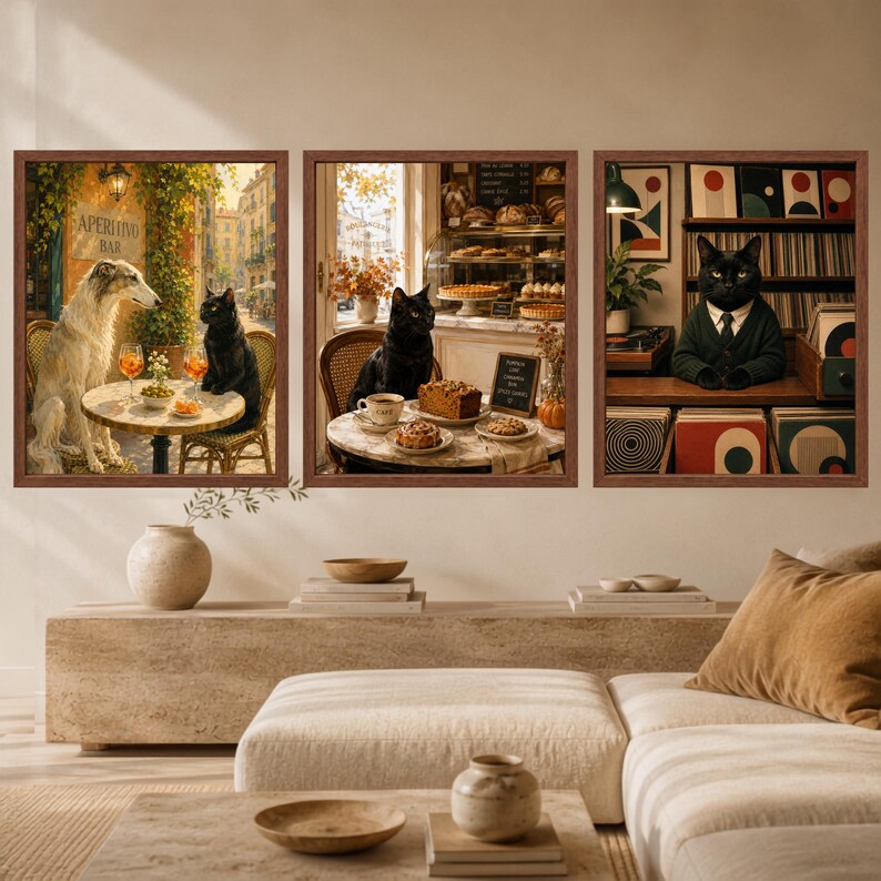 Pode incluir: Tr&ecirc;s quadros de parede com gatos antropom&oacute;rficos. O primeiro mostra um c&atilde;o Borzoi e um gato preto num caf&eacute;. O segundo retrata um gato preto numa padaria. O terceiro mostra um gato preto de fato numa loja de discos.