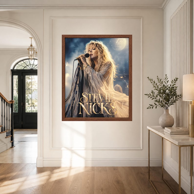 Puede incluir: Una impresi&oacute;n de arte de pared enmarcada que presenta un retrato de Stevie Nicks cantando en un micr&oacute;fono. La imagen muestra a una persona con cabello rubio largo, vistiendo una prenda clara y fluida sobre un fondo oscuro y atmosf&eacute;rico.