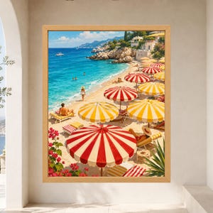Op de afbeelding: Een ingelijste kunstdruk met een zonnig mediterraan strandtafereel met turquoise water, rotsachtige kliffen en talloze rood-wit of geel-wit gestreepte strandparasols. Mensen ontspannen op ligstoelen op het zandstrand.