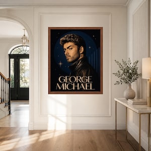 Puede incluir: Una l&aacute;mina art&iacute;stica enmarcada con un retrato de George Michael con una chaqueta de cuero oscura sobre un fondo azul marino con estrellas. El texto GEORGE MICHAEL est&aacute; impreso en grandes letras may&uacute;sculas doradas con serifa en la parte inferior.