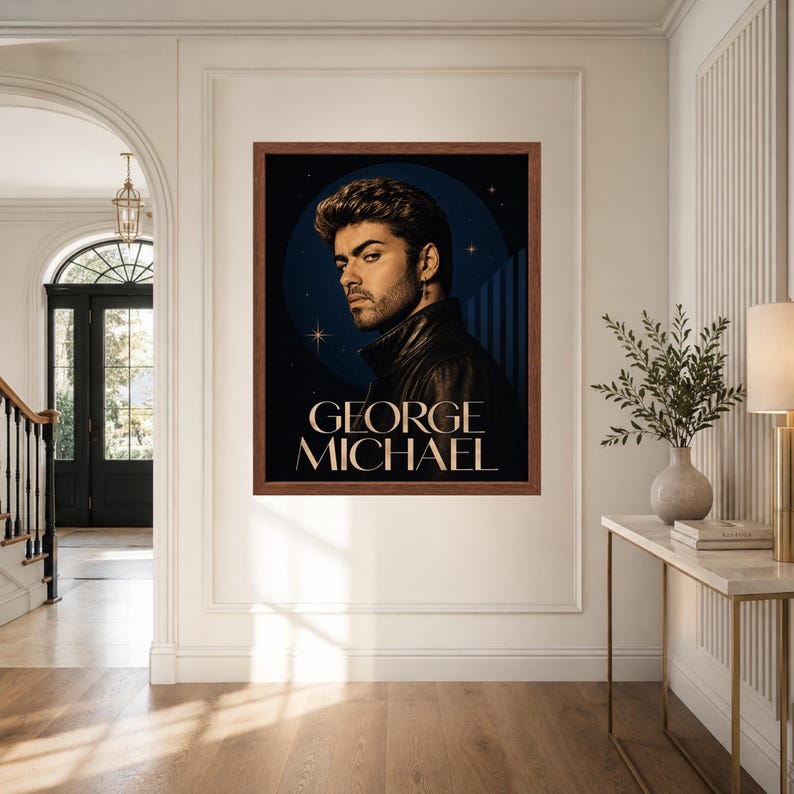 Puede incluir: Una l&aacute;mina art&iacute;stica enmarcada con un retrato de George Michael con una chaqueta de cuero oscura sobre un fondo azul marino con estrellas. El texto GEORGE MICHAEL est&aacute; impreso en grandes letras may&uacute;sculas doradas con serifa en la parte inferior.