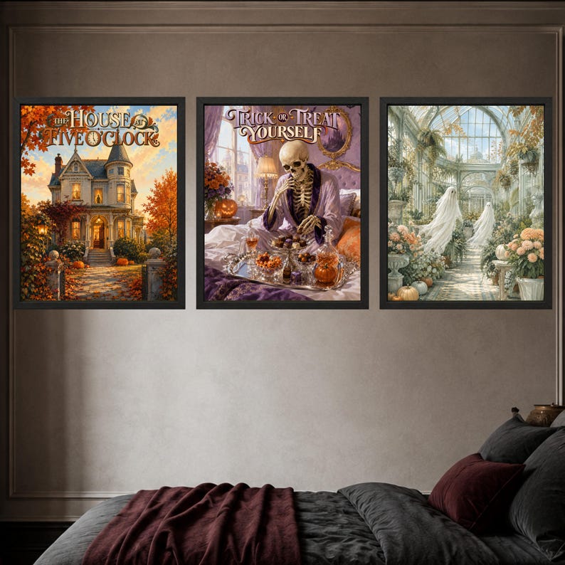 K&ouml;nnte beinhalten: Drei gerahmte Wandbilder mit Halloween-Motiven. Das linke Bild zeigt ein Haus mit herbstlichen B&auml;umen und dem Text The House of Five O'Clock. Das mittlere Bild zeigt ein Skelett mit dem Text Trick or Treat Yourself. Das rechte Bild zeigt zwei Geister.