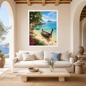 Puede incluir: Una l&aacute;mina de arte enmarcada que muestra una barca de madera en una playa de arena con aguas turquesas, acantilados rocosos y flores rosas vibrantes bajo un cielo azul brillante con nubes blancas, expuesta en una sala de estar.