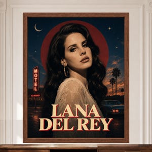 Puede incluir: Un p&oacute;ster enmarcado con un retrato de Lana Del Rey sobre un cielo crepuscular con una luna creciente, un letrero de motel de ne&oacute;n, palmeras y un coche antiguo. El texto LANA DEL REY aparece en letras grandes, negritas y color crema.