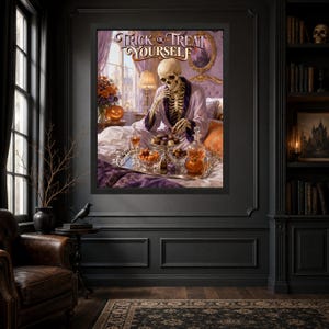 K&ouml;nnte beinhalten: Ein gerahmter Wandkunstdruck, der ein Skelett in einem lavendelfarbenen Morgenmantel zeigt, das auf einem Bett mit einem silbernen Tablett voller Pralinen und kleiner K&uuml;rbisse sitzt. Der Text "TRICK OR TREAT YOURSELF" steht oben im Bild.
