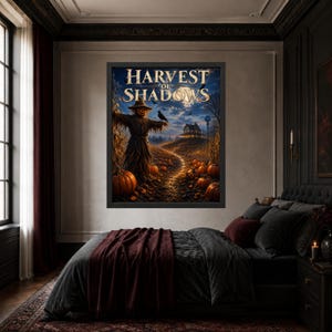K&ouml;nnte beinhalten: Ein gerahmter rechteckiger Wandkunstdruck mit dem Titel Harvest of Shadows, der eine Vogelscheuche in einem K&uuml;rbisfeld bei Nacht unter einem Vollmond mit einem Haus in der Ferne zeigt, in dunkelblauen, orangen und goldgelben T&ouml;nen.