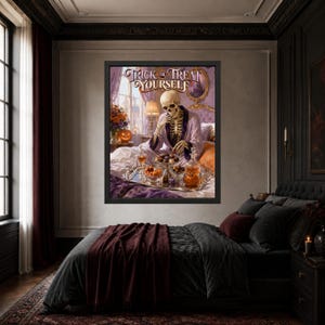 K&ouml;nnte beinhalten: Ein gerahmter Wandkunstdruck, der ein Skelett in einem hellvioletten Morgenmantel zeigt, das auf einem Bett sitzt und Pralinen von einem silbernen Tablett isst. Der Text "TRICK OR TREAT YOURSELF" steht oben in einer dekorativen Schriftart.