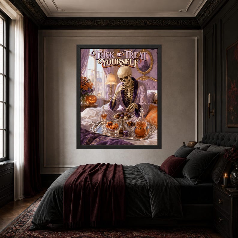 K&ouml;nnte beinhalten: Ein gerahmter Wandkunstdruck, der ein Skelett in einem hellvioletten Morgenmantel zeigt, das auf einem Bett sitzt und Pralinen von einem silbernen Tablett isst. Der Text "TRICK OR TREAT YOURSELF" steht oben in einer dekorativen Schriftart.