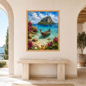 Peut inclure: Une impression d'art murale rectangulaire encadr&eacute;e repr&eacute;sentant une sc&egrave;ne c&ocirc;ti&egrave;re tropicale avec une barque en bois flottant dans une eau turquoise claire pr&egrave;s d'un rivage rocheux. Des fleurs de bougainvilliers magenta vif encadrent le premier plan, tandis qu'une grande formation karstique calcaire s'&eacute;l&egrave;ve de la mer sous un ciel bleu vif parsem&eacute; de nuages blancs.
