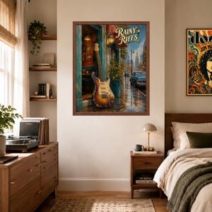 Puede incluir: Una impresi&oacute;n de arte mural enmarcada titulada Rainy Riffs que muestra una guitarra el&eacute;ctrica sunburst apoyada contra una puerta en una calle urbana lluviosa con un coche antiguo, pavimento mojado y luces c&aacute;lidas bajo un cielo nublado.