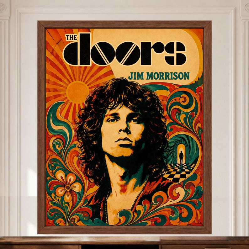 Op de afbeelding: Een ingelijste poster met een portret van Jim Morrison met donker, krullend haar. De tekst luidt THE DOORS en JIM MORRISON. De achtergrond toont een levendig, kleurrijk psychedelisch patroon met oranje, gele en blauwgroene bloemmotieven.