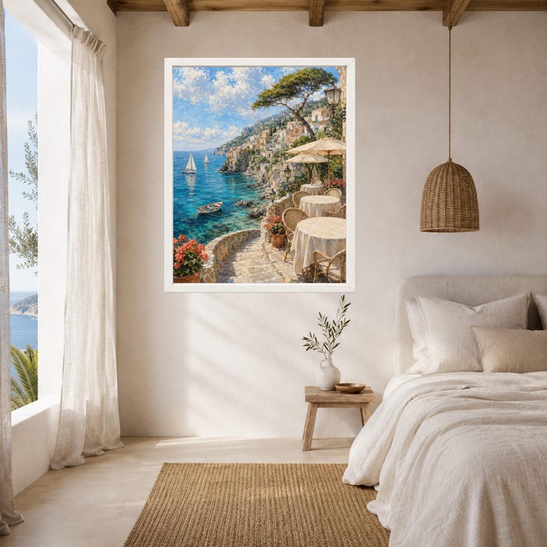 Pu&ograve; includere: Una stampa d'arte da parete incorniciata che raffigura una scena costiera mediterranea con un mare blu, barche a vela e una terrazza in pietra con tavoli rotondi con tovaglie bianche, ombrelloni e fiori in vaso sotto un cielo soleggiato.
