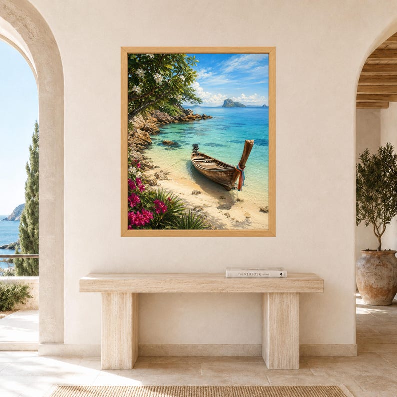 Puede incluir: Una impresi&oacute;n art&iacute;stica enmarcada que muestra una escena costera tropical con un bote de madera tradicional en una playa de arena. La imagen presenta agua turquesa, acantilados rocosos, flores de color rosa vibrante y un cielo azul.
