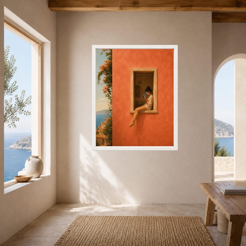 K&ouml;nnte beinhalten: Ein gerahmter Kunstdruck, der eine leuchtend orangefarbene Geb&auml;udefassade zeigt, in deren Fensterrahmen eine Person sitzt und ein Buch liest. Links h&auml;ngt gr&uuml;nes Blattwerk vor einem blauen Meer und Himmel, was eine mediterrane K&uuml;stenszene darstellt.