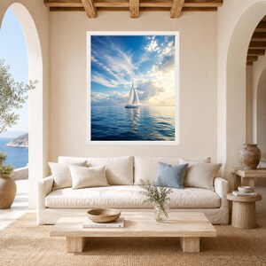 Pode incluir: Uma impress&atilde;o de arte de parede emoldurada apresentando um veleiro branco num oceano azul calmo sob um c&eacute;u brilhante com nuvens finas e luz solar dourada. A cena &eacute; capturada na orienta&ccedil;&atilde;o vertical, centrada na linha do horizonte.