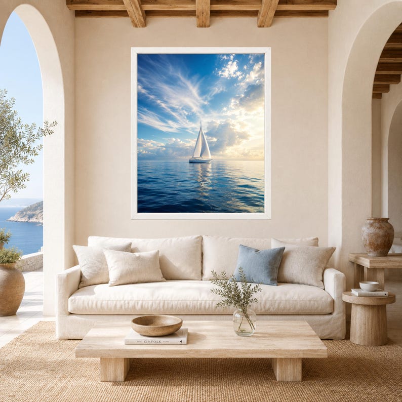 Pode incluir: Uma impress&atilde;o de arte de parede emoldurada apresentando um veleiro branco num oceano azul calmo sob um c&eacute;u brilhante com nuvens finas e luz solar dourada. A cena &eacute; capturada na orienta&ccedil;&atilde;o vertical, centrada na linha do horizonte.